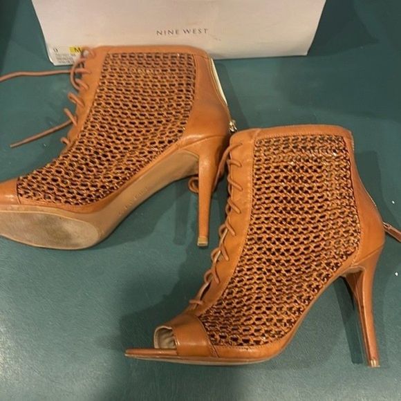 Nine West High Heel 👠 Open Toe Zipper in The Back Tie up Heels Size 8 - Picture 3 of 9